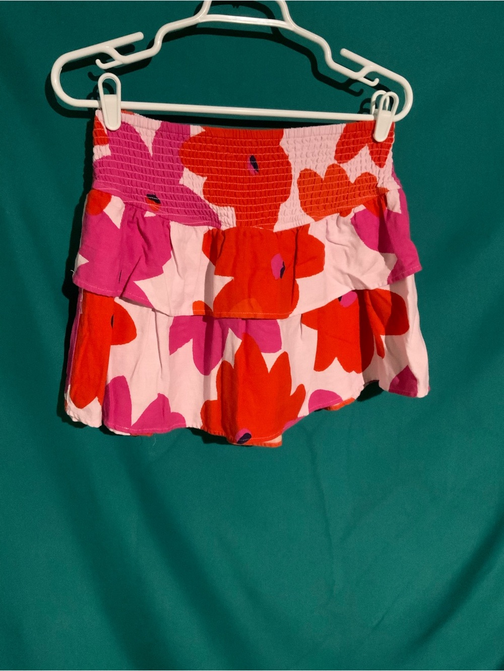 GB (Gianni BINI) VIBRANT FLORAL TIERED SKIRT, BRIGHT PINK AND RED FLORAL PATTERN